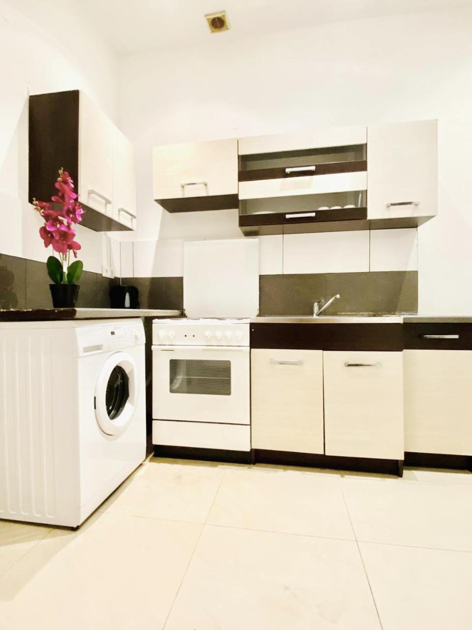 Family Studio- 7 Minutes To Schoenbrunn Palace Apartment Wien